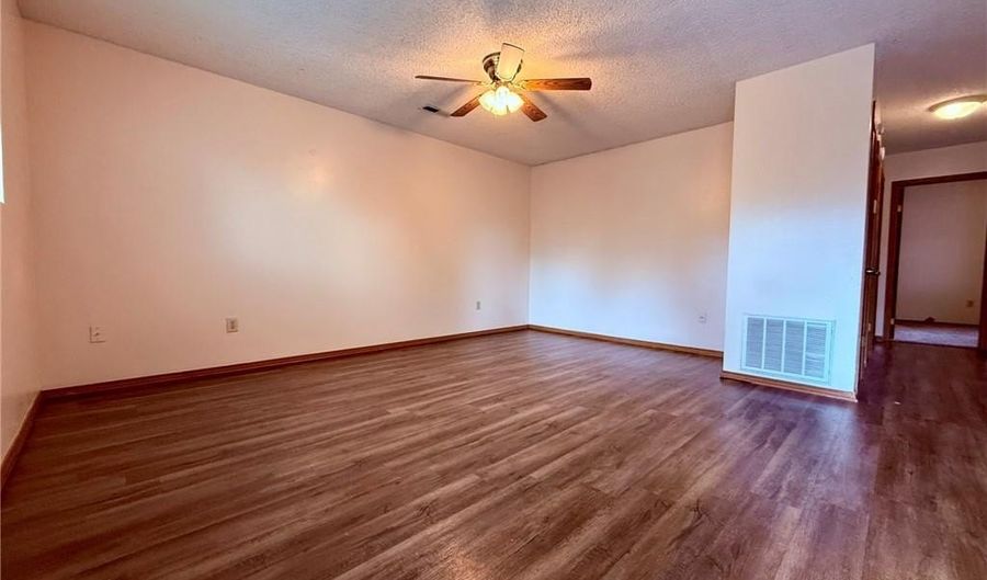 202 NW J St B, Bentonville, AR 72712 - 2 Beds, 1 Bath