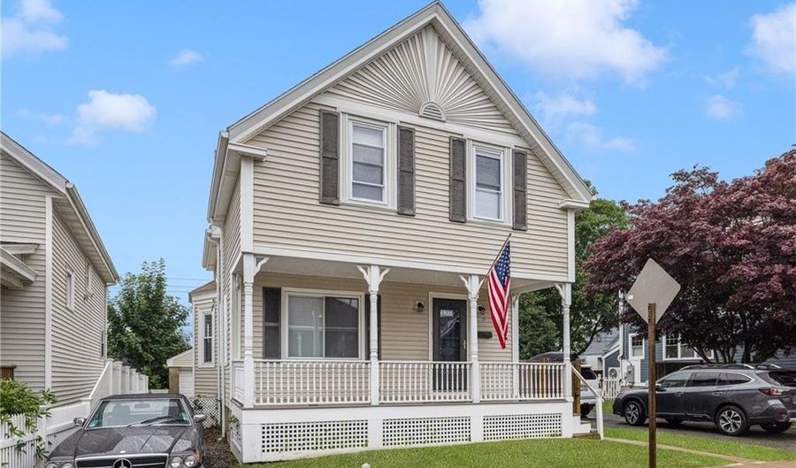 19 County St, Newport, RI 02840 - 4 Beds, 2 Bath
