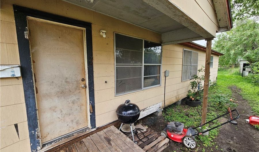 742 W 1st St, Alice, TX 78332 - 3 Beds, 2 Bath
