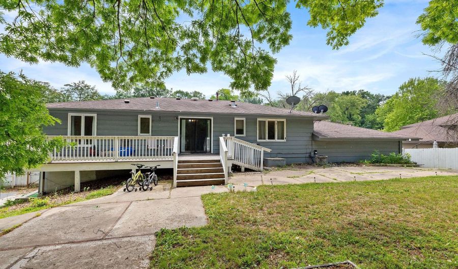 121 Chaparral Dr, Apple Valley, MN 55124 - 6 Beds, 3 Bath
