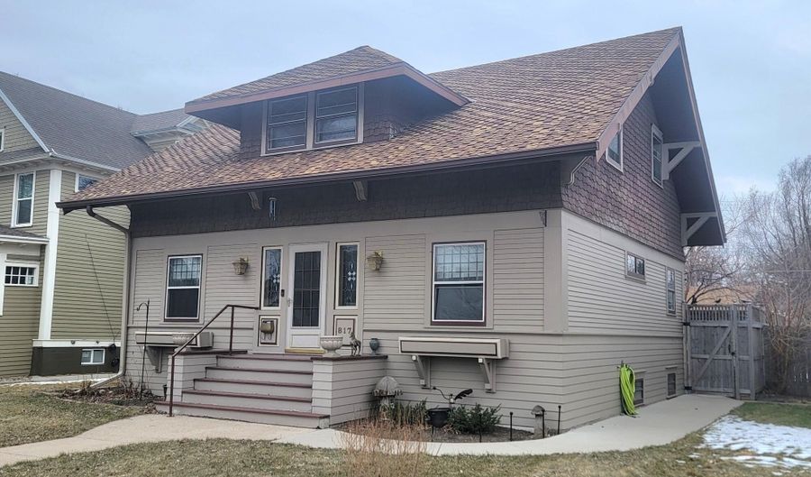 817 N Main St, Aberdeen, SD 57401 - 3 Beds, 2 Bath