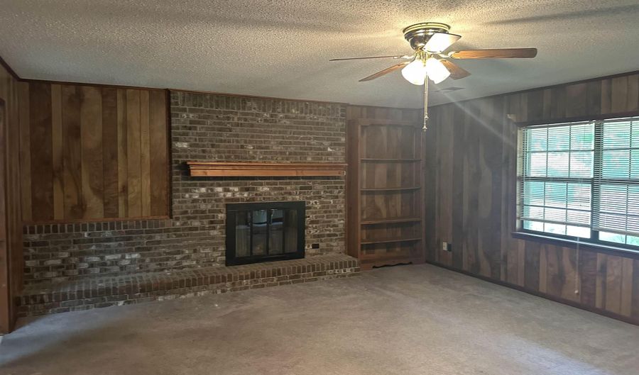 1307 Hickory St, Albertville, AL 35950 - 3 Beds, 2 Bath