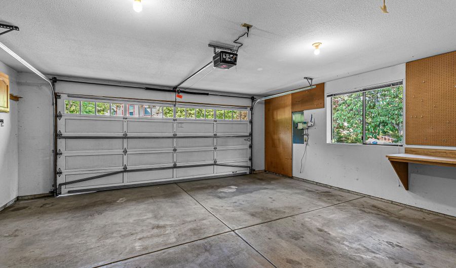 1042 Oak Knoll Dr, Ashland, OR 97520 - 4 Beds, 3 Bath