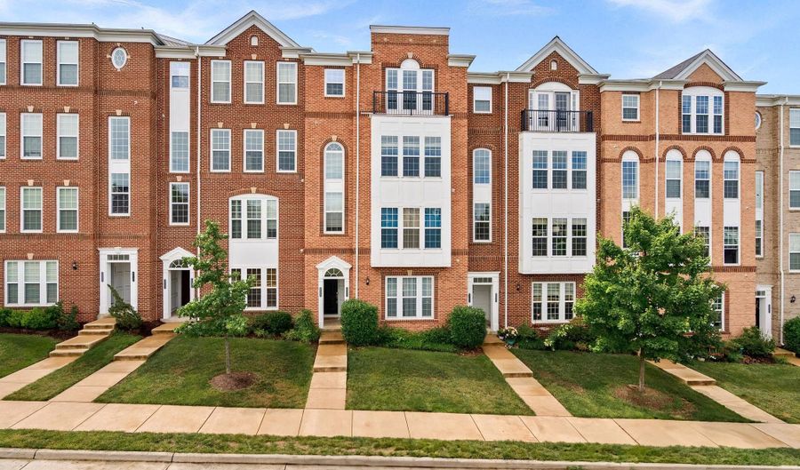 42703 WARDLAW Ter, Ashburn, VA 20147 - 3 Beds, 3 Bath