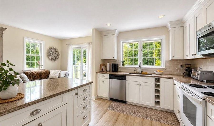 520 Corey Ln, Middletown, RI 02842 - 2 Beds, 3 Bath