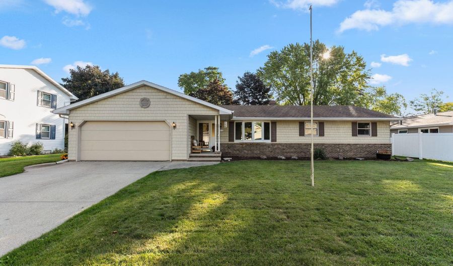2512 N CHESTWOOD Ct, Appleton, WI 54911 - 3 Beds, 2 Bath