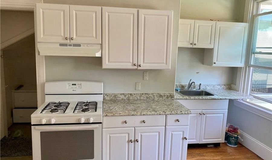 96 Rhode Island Ave 3, Newport, RI 02840 - 2 Beds, 1 Bath
