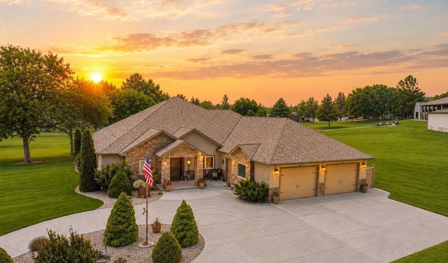 128 Riverside Ln, Buhl, ID 83316 - 3 Beds, 4 Bath