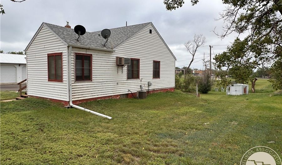 131 S 1st St W, Baker, MT 59313 - 4 Beds, 2 Bath