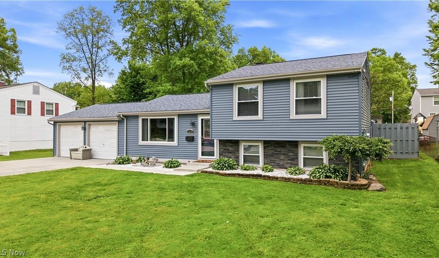 2219 Woodland Trace St, Austintown, OH 44515 - 3 Beds, 2 Bath