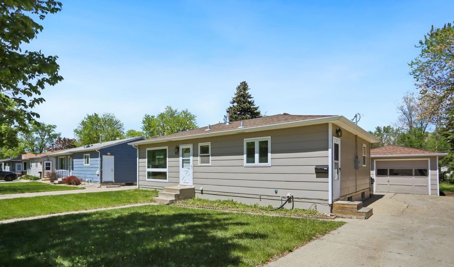 921 NE 9th Ave, Aberdeen, SD 57401 - 4 Beds, 2 Bath