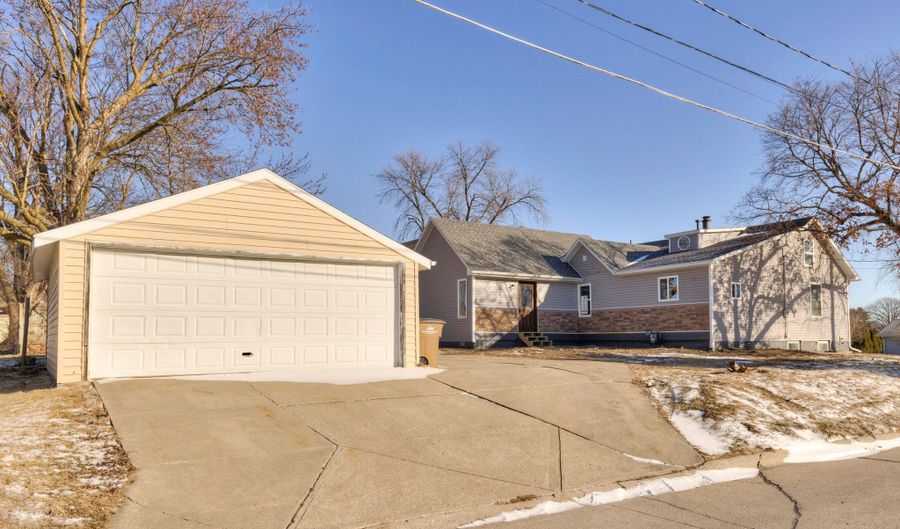606 1st Ave S, Altoona, IA 50009 - 4 Beds, 2 Bath