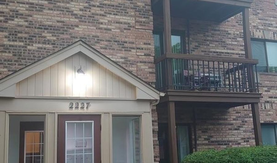 2227 W Nichols Rd E, Arlington Heights, IL 60004 - 2 Beds, 2 Bath