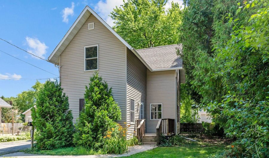 814 S MASON St, Appleton, WI 54914 - 4 Beds, 2 Bath