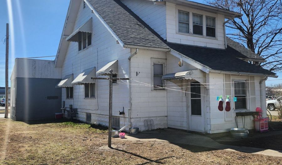 1110 W Oakland Ave, Austin, MN 55912 - 5 Beds, 3 Bath