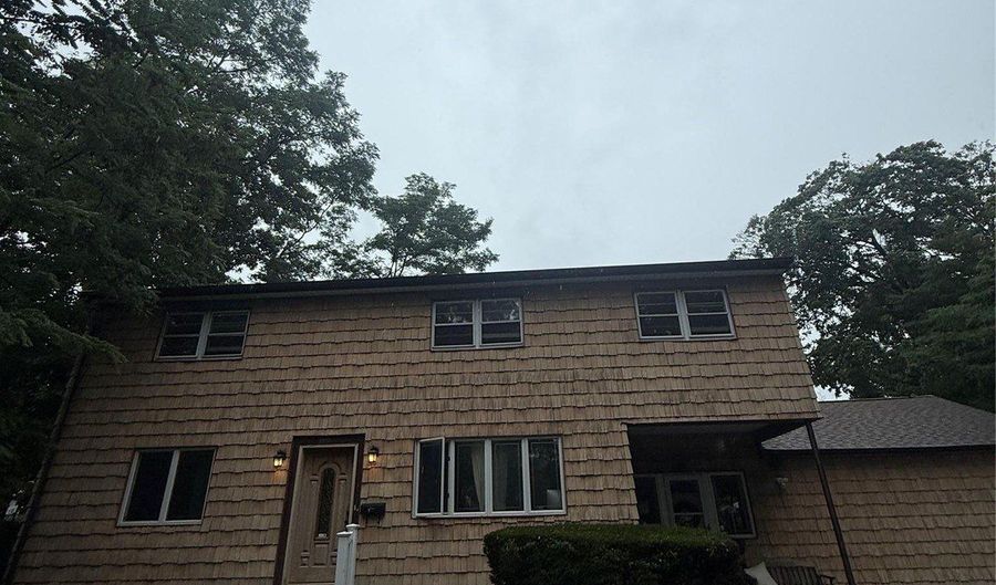99 Searingtown Rd 2nd Fl, Albertson, NY 11507 - 3 Beds, 1 Bath
