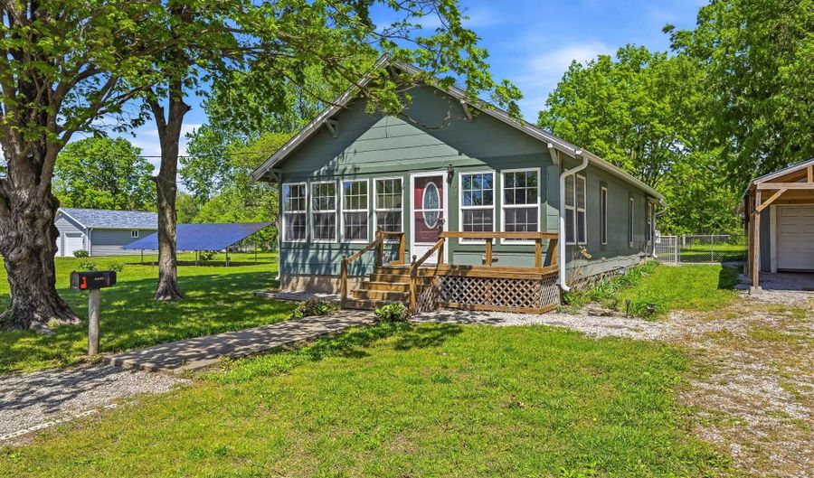 335 E Cofield St, Aurora, MO 65605 - 3 Beds, 2 Bath
