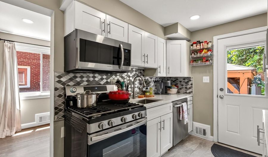 1804 N CLIFF St, Alexandria, VA 22301 - 2 Beds, 2 Bath
