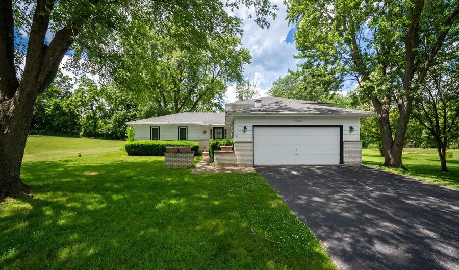 40581 N Sunset Dr, Antioch, IL 60002 - 3 Beds, 2 Bath