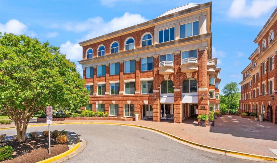 625 SLATERS Ln 401, Alexandria, VA 22314 - 1 Beds, 1 Bath