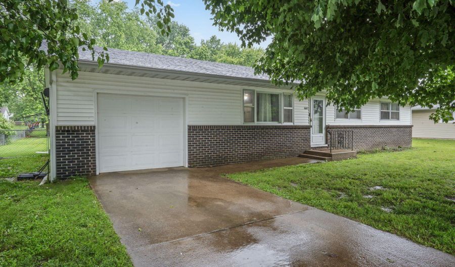 668 W Springfield St, Aurora, MO 65605 - 3 Beds, 1 Bath