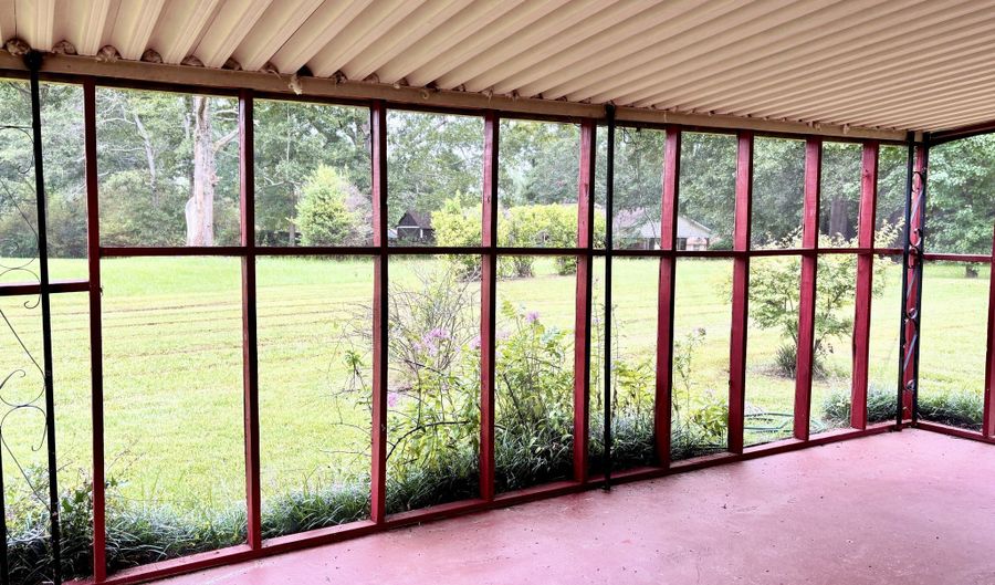 295 Grove St, Barnesville, GA 30204 - 3 Beds, 1 Bath