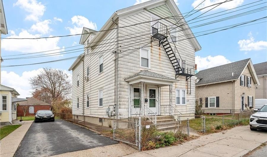 13 Elizabeth St, Cumberland, RI 02864 - 9 Beds, 3 Bath