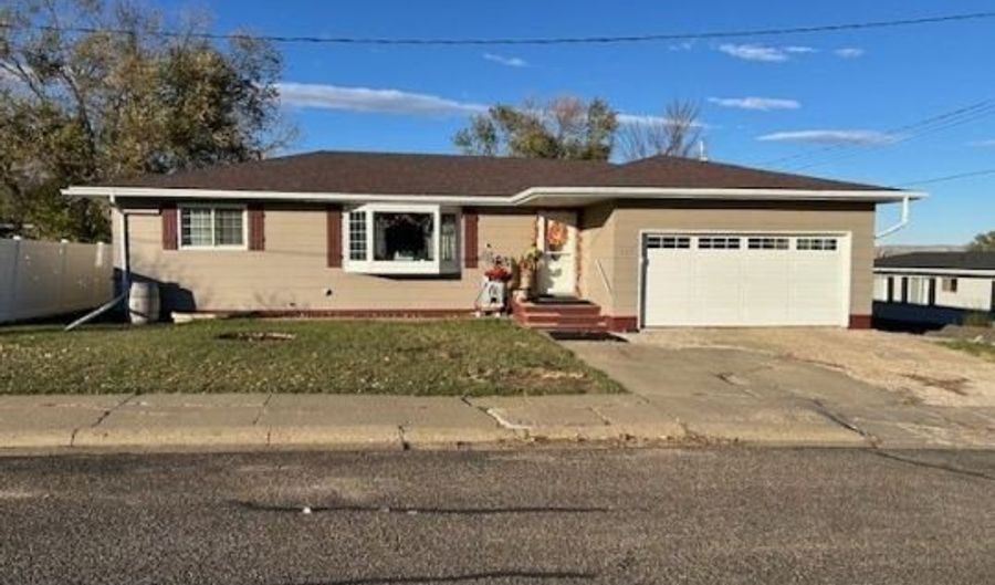 517 W Fallon Ave, Baker, MT 59313 - 4 Beds, 3 Bath