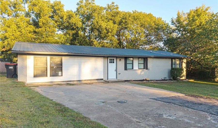 1108 9th St, Barling, AR 72923 - 3 Beds, 3 Bath