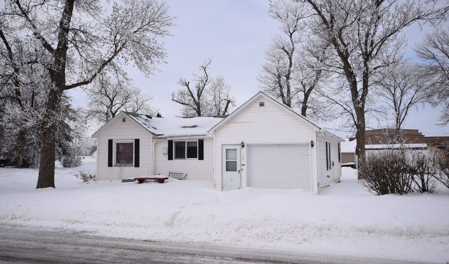 803 E 3rd St, Webster, SD 57274 - 2 Beds, 1 Bath