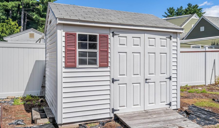 14 Plummer Rd, Bedford, NH 03110 - 3 Beds, 2 Bath