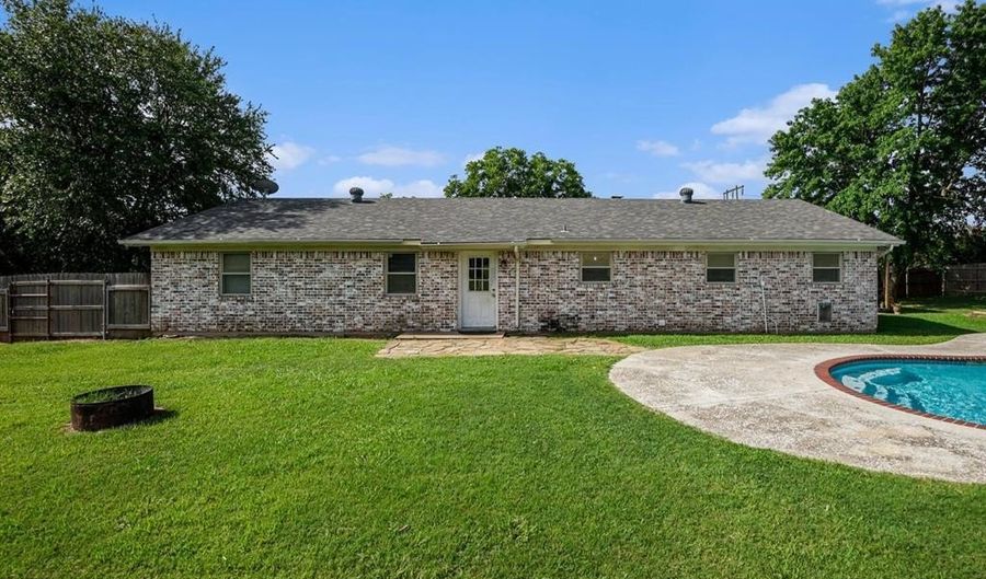 2268 Tanglewood St, Weatherford, TX 76085 - 4 Beds, 2 Bath
