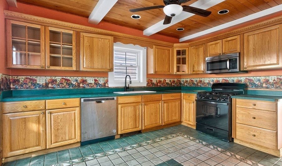404 E 7th St, Boston, MA 02127 - 4 Beds, 3 Bath