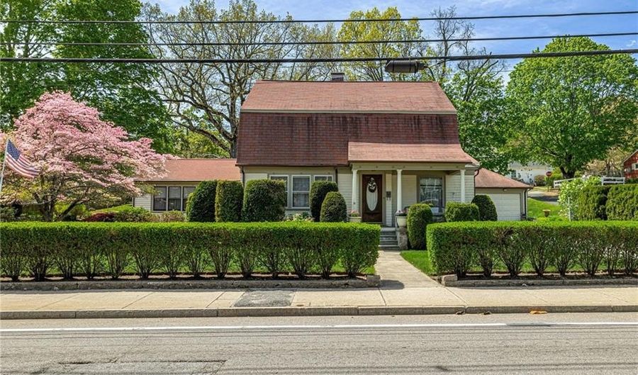 90 Putnam Pike, Johnston, RI 02919 - 4 Beds, 5 Bath
