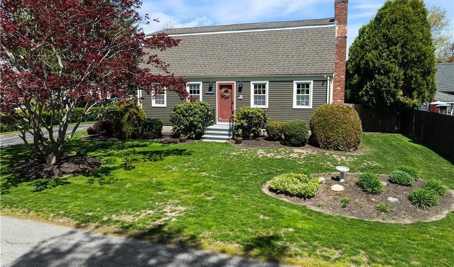 43 Academy Ave, Bristol, RI 02809 - 3 Beds, 2 Bath