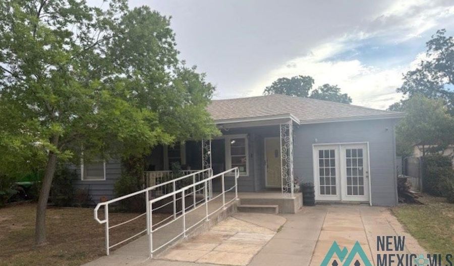 905 N Alameda St, Carlsbad, NM 88220 - 3 Beds, 2 Bath