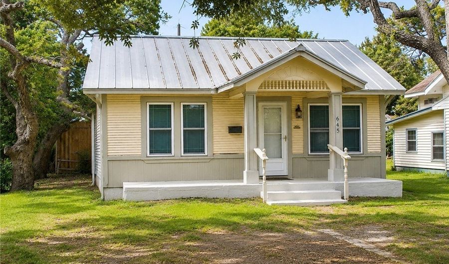 645 W Yoakum Ave, Aransas Pass, TX 78336 - 3 Beds, 2 Bath