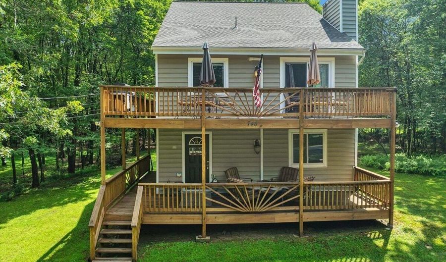 748 Towamensing Trl, Albrightsville, PA 18210 - 5 Beds, 3 Bath