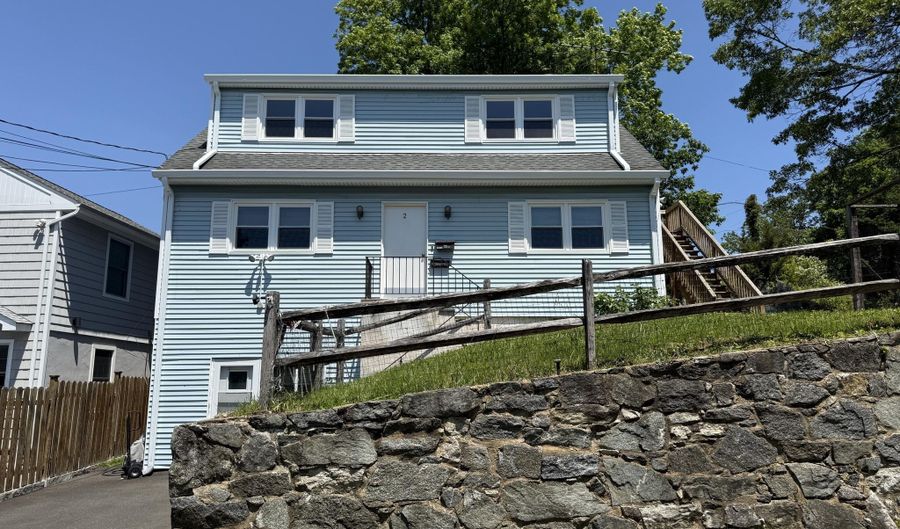 2 Capalbo Pl 2nd Floor, Cos Cob, CT 06807 - 2 Beds, 1 Bath