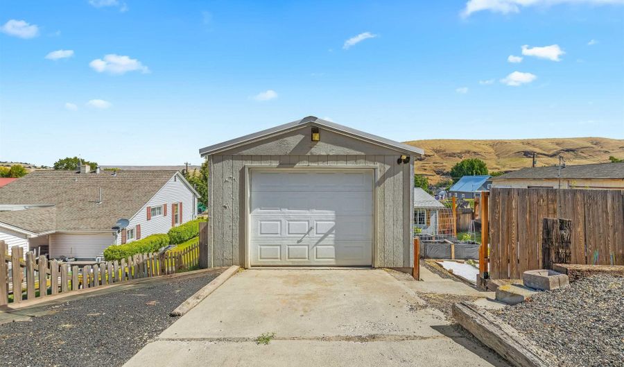 406 2nd St, Asotin, WA 99402 - 3 Beds, 1 Bath