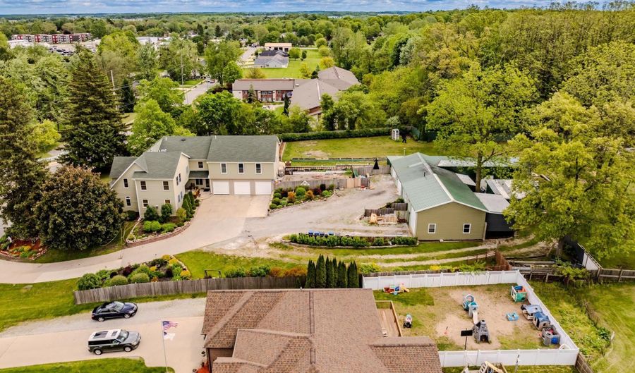501 W Fox Lake Rd, Angola, IN 46730 - 6 Beds, 6 Bath
