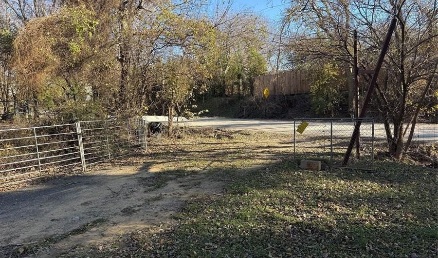 205 S Parkway Dr, Alvarado, TX 76009 - 3 Beds, 3 Bath