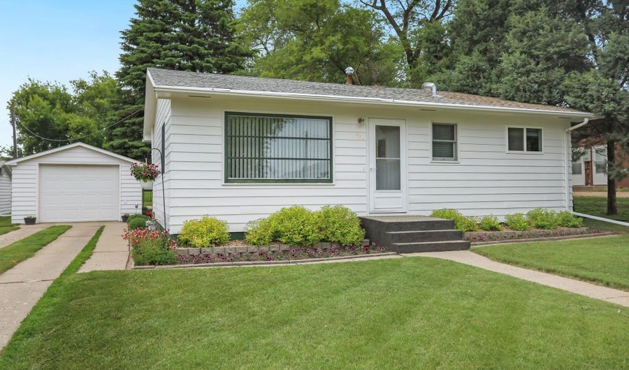 418 S 12th St, Aberdeen, SD 57401 - 3 Beds, 2 Bath