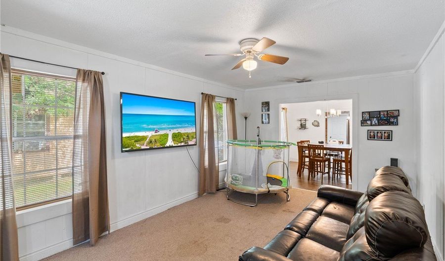 1033 E 4th St, Alice, TX 78332 - 3 Beds, 2 Bath