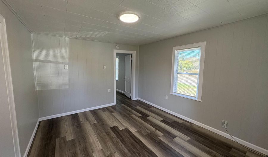 31 W First St, Birdseye, IN 47513 - 2 Beds, 1 Bath