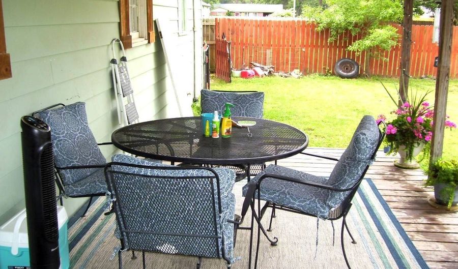 121 Madison S. St, Ashdown, AR 71822 - 4 Beds, 2 Bath