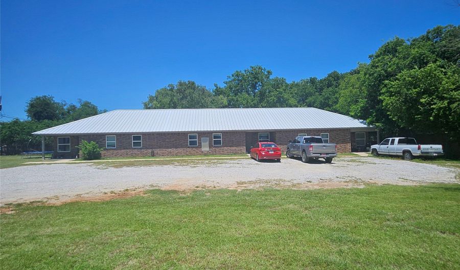412 W Franklin St, Alvord, TX 76225 - 9 Beds, 6 Bath