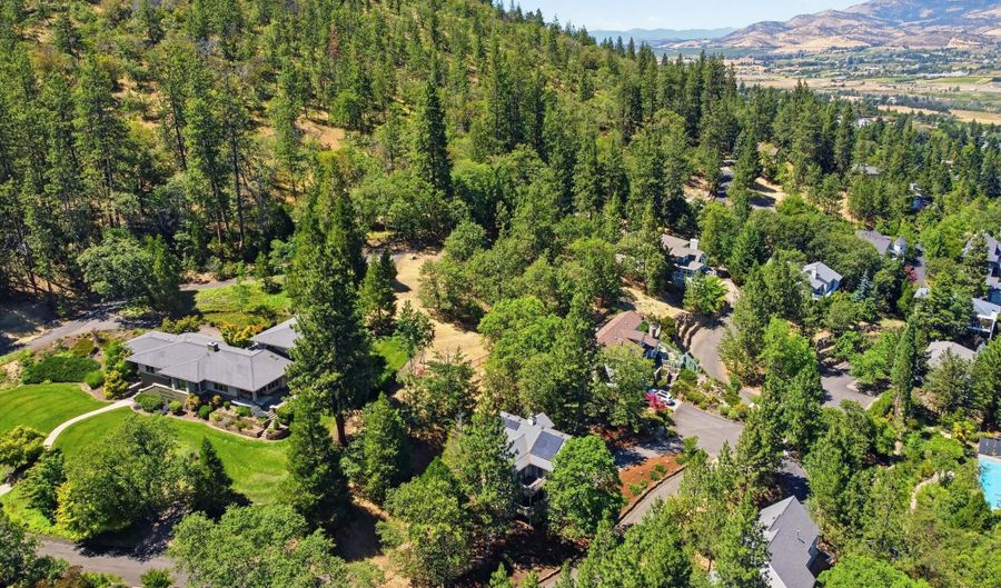 215 Piedmont Dr, Ashland, OR 97520 - 3 Beds, 3 Bath