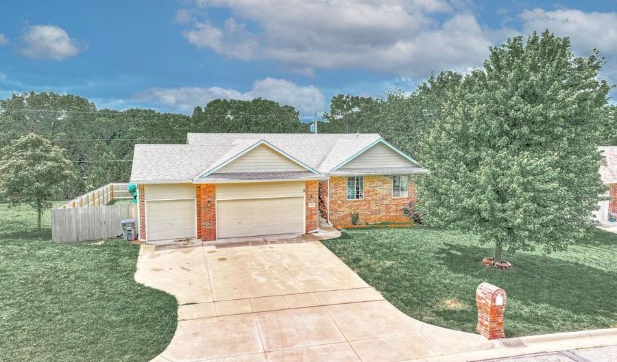 1201 Forrest Glenn Dr, Arkansas City, KS 67005 - 4 Beds, 3 Bath