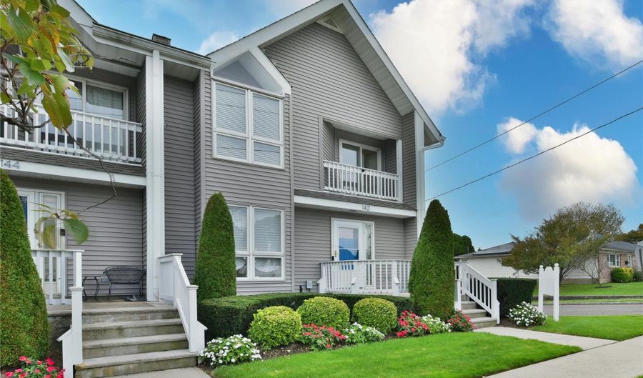 142 I U Willets Rd, Albertson, NY 11507 - 2 Beds, 3 Bath